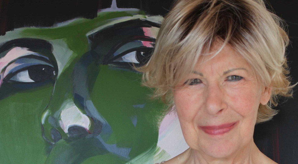 Ein Portraibild von Karin Beck mit einem Kunstwerk im Hintergrund